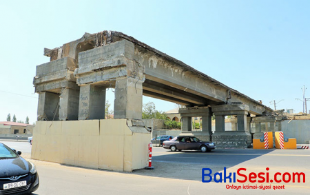 Xırdalan yolundakı körpü belə sökülür - FOTO