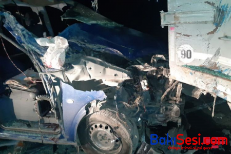 Ucarda minik avtomobili yük maşınına çırpılıb, ölən var