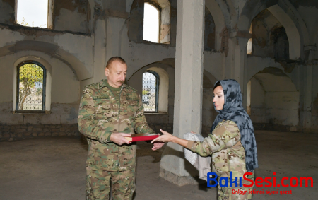 İlham Əliyev Məkkədən gətirdiyi Quranı Ağdam məscidinə bağışladı - FOTO