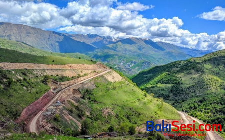 Bu da son: Ermənilər Kəlbəcərin girişindəki lövhəni sökür – FOTO