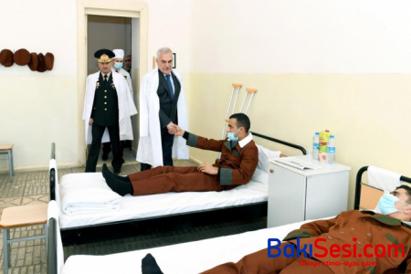 Vasif Talıbov yaralı hərbçilərə baş çəkdi - FOTO