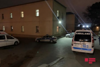 Bakıda kişi özünü asıb
