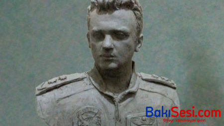 Tələbə-heykəltəraş şəhid pilotumuzun büstünü hazırladı - FOTO
