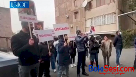 Ermənistanda deputatın anası etirazçıların üzərinə qaynar su tökdü - Video