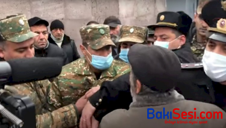 İtkin düşən erməni əsgərin atası polislərə hücum etdi - VİDEO