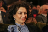 Paşinyanın xanımı ölən əsgərin anası ağlayarkən telefonla oynadı - FOTO