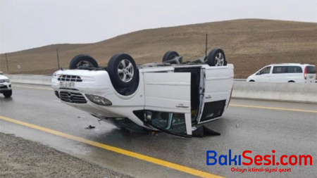 Beyləqanda mikroavtobus aşdı: Ölən və yaralılar var