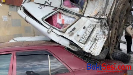 Bakıda mikroavtobus iki maşının üzərinə aşdı - Video