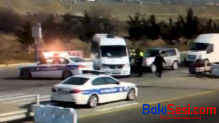 Sürücü mikroavtobusu polislərin üzərinə sürdü - Video
