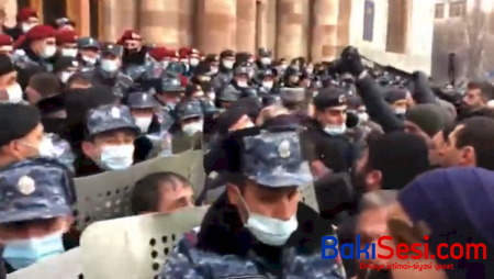Ermənistanda etirazçılar hökumət binasına soxulmağa çalışıb - Video
