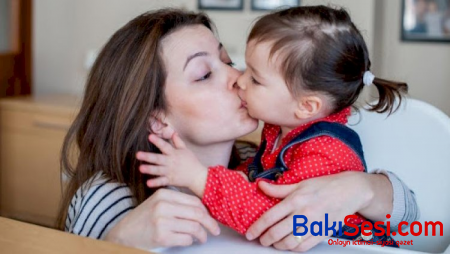 Uşağını dodağından öpən valideynlərin DİQQƏTİNƏ!
