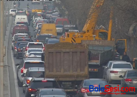 Bu küçələrin kəsişməsində tıxac yarandı