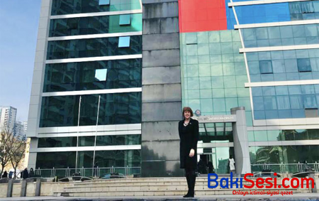 Britaniyalı nazir “Azad qadın”ın heykəlinə baş çəkdi - FOTO
