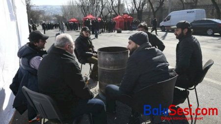 Yerevanda etirazçılar meydanlarda gecələyir