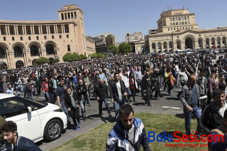 Köçəryanın tərəfdarları Ermənistanda yolu bağladı - Etirazlar səngimir