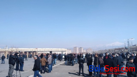 Ermənistan Müdafiə Nazirliyi önündə aksiya keçirildi