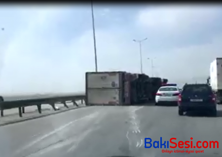 Güclü külək "TIR"ı aşırdı - VİDEO