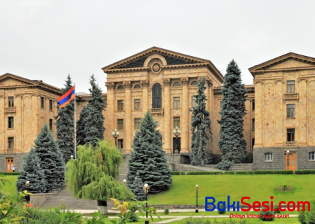 Ermənistanda deputatlar parlament binasına girə bilmir?