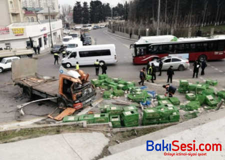 Bakıda yük avtomobili aşdı - Toyuqlar asfalta töküldü