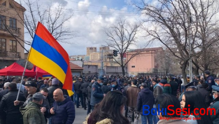 Ermənistan parlamenti önündə etiraz aksiyası keçirildi