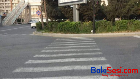 Bakıda bir ucu kolluğa dirənən piyada keçidi - FOTOLAR