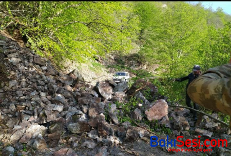 Azərbaycanda torpaq sürüşməsi baş verdi, bir kəndin yolu bağlandı