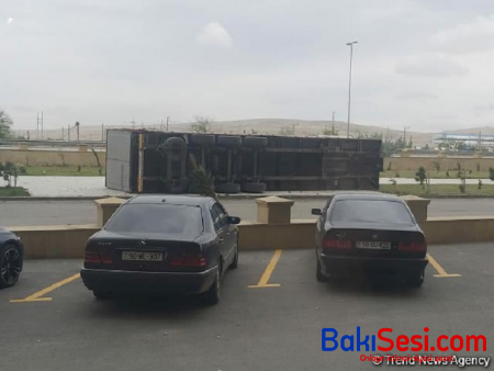 Bakıda güclü külək TIR-ı aşırdı