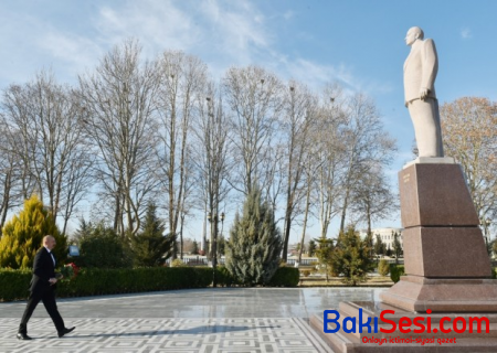 Dövlət başçısı Naxçıvanda Heydər Əliyevin abidəsini ziyarət etdi