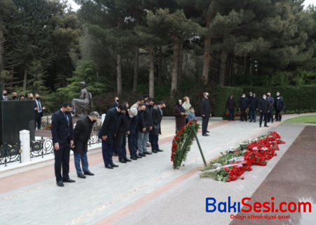 Dövlət Komitəsi Ümummilli liderin məzarını ziyarət etdi