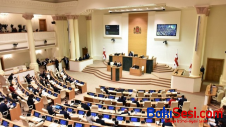Gürcüstan parlamentində Rusiya himni səsləndirildi