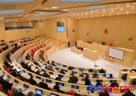 Gürcüstan parlamentində hökumət istefaya çağırıldı