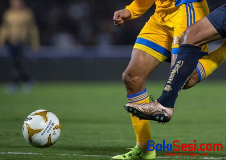 Futbol meydançasına silahlı hücum edildi - Ölənlər var (VİDEO)