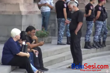 Erməni hərbçilərin valideynləri hökumət binasına toplaşıblar - VİDEO
