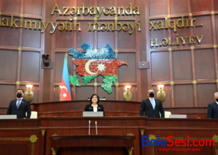 Deputatlar şəhidlərin xatirəsini 1 dəqiqəlik sükutla yad ediblər