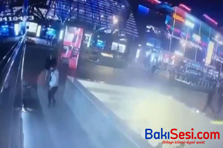 Moskvada dəhşətli hadisə: Kişi qadını avtobusun altına atdı - ANBAAN VİDEO