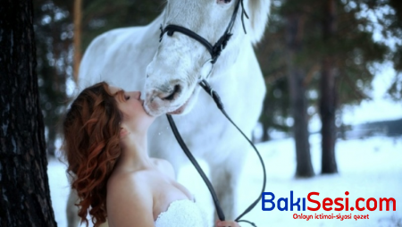 Kreml qarşısında açıq-saçıq fotosuna görə pornoaktrisa həbs olundu