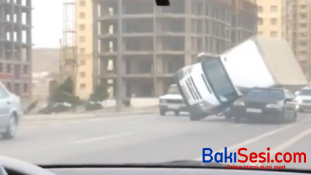Bakıda güclü külək yük maşınını “Mercedes”in üstünə aşırdı VİDEO