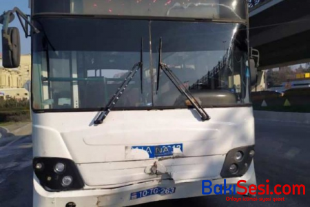 Bakıda avtobus qəzaya düşdü: Xəsarət alanlar var (VİDEO)