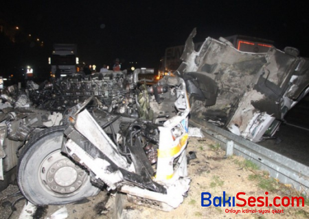 Türkiyədə qəza edən "TIR" 2 hissəyə bölündü - VİDEO/FOTO