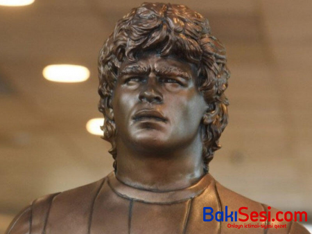 Hava limanında Maradonanın heykəli ucaldıldı