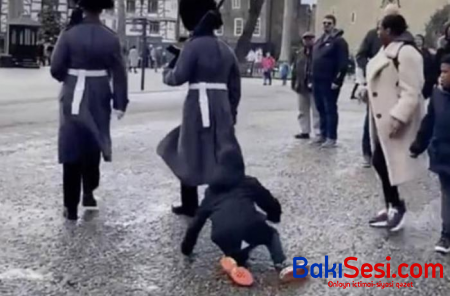 Londonda qvardiyaçı azyaşlını tapdalayıb yoluna davam etdi – VİDEO