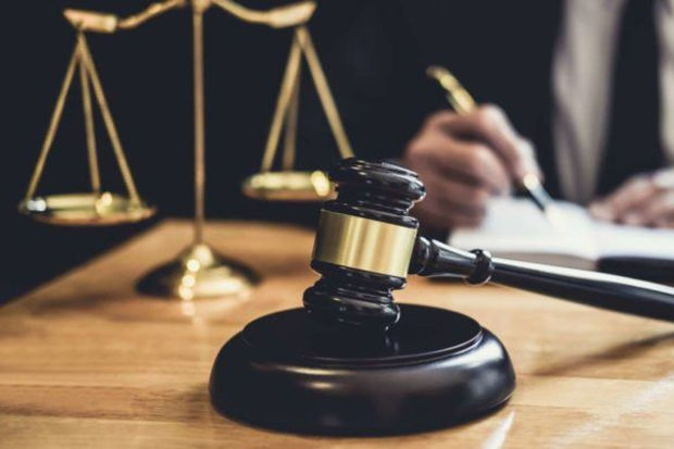 Gəncədə iki qardaşı bıçaqlayan şəxs məhkəmə zalından azadlığa buraxıldı