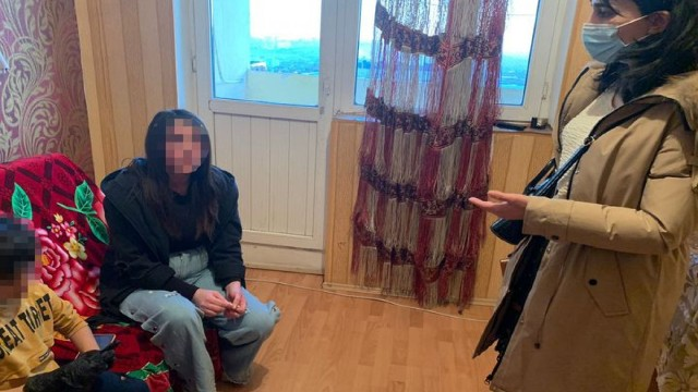 Övladını evdə tək qoyan ailə nəzarətə götürüldü