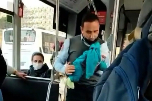 "BakuBus"ın sürücüsü avtobusu saxlayıb, körpəni belə sakitləşdirdi - VİDEO