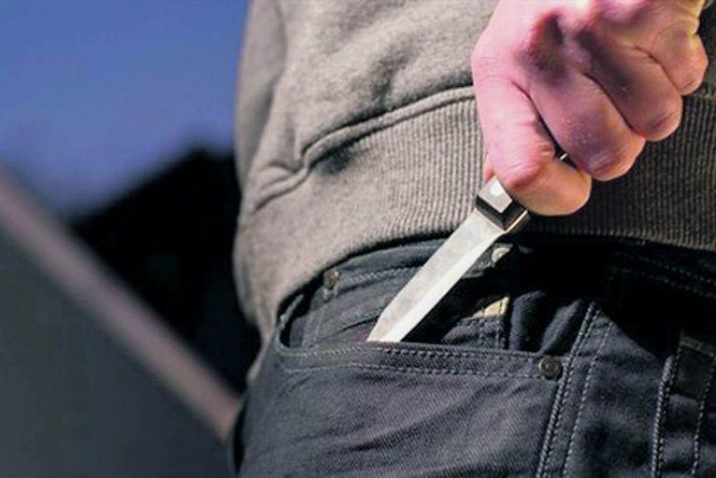 Nərddə uduzdu, bıçağı ürəyinə sapladı: O azərbaycanlı axtarılır