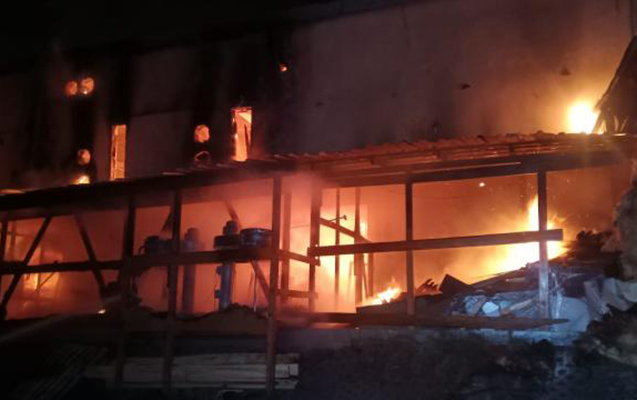 Restoran yanaraq yararsız hala düşdü