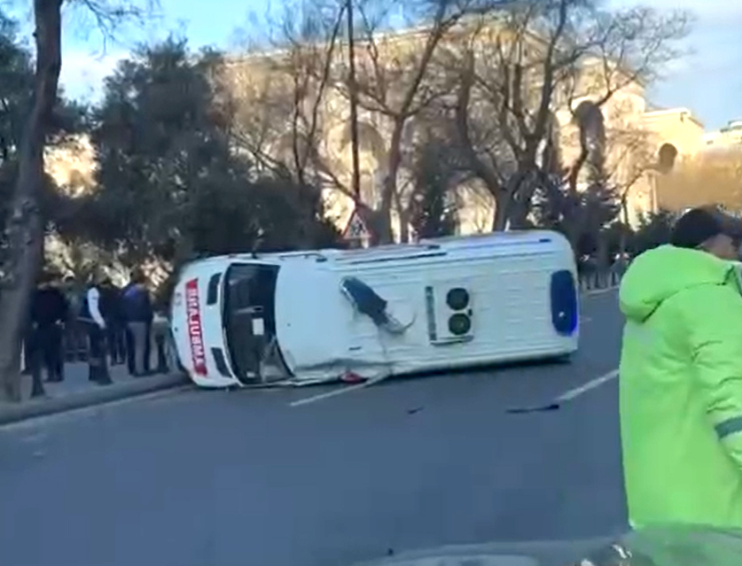 Bakıda təcili tibbi yardım avtomobili dəhşətli qəza törətdi - VİDEO