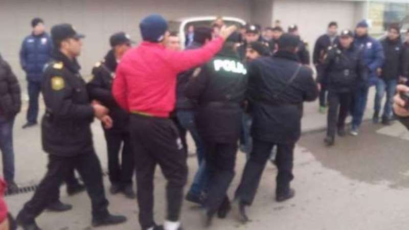 Bakıda narkotik aludəçisi iki polisi bıçaqladı: Atəş açıldı