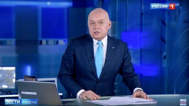 “Putinin sözçüsü” kimi tanınan aparıcı Ukraynanı bununla ittiham etdi (FOTO)