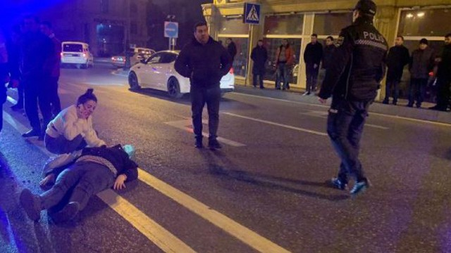 Səfirliyin avtomobili qəza törətdi - FOTO